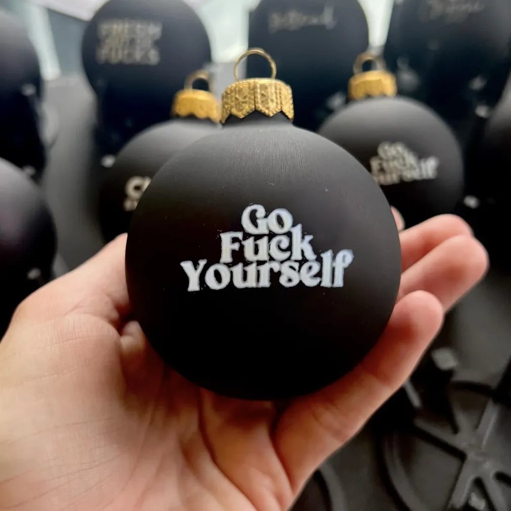 🤣 Funny Christmas Ornament - Humorous Design for Tree Decoration, Perfect Gift for Family Gatherings 🎁📦
